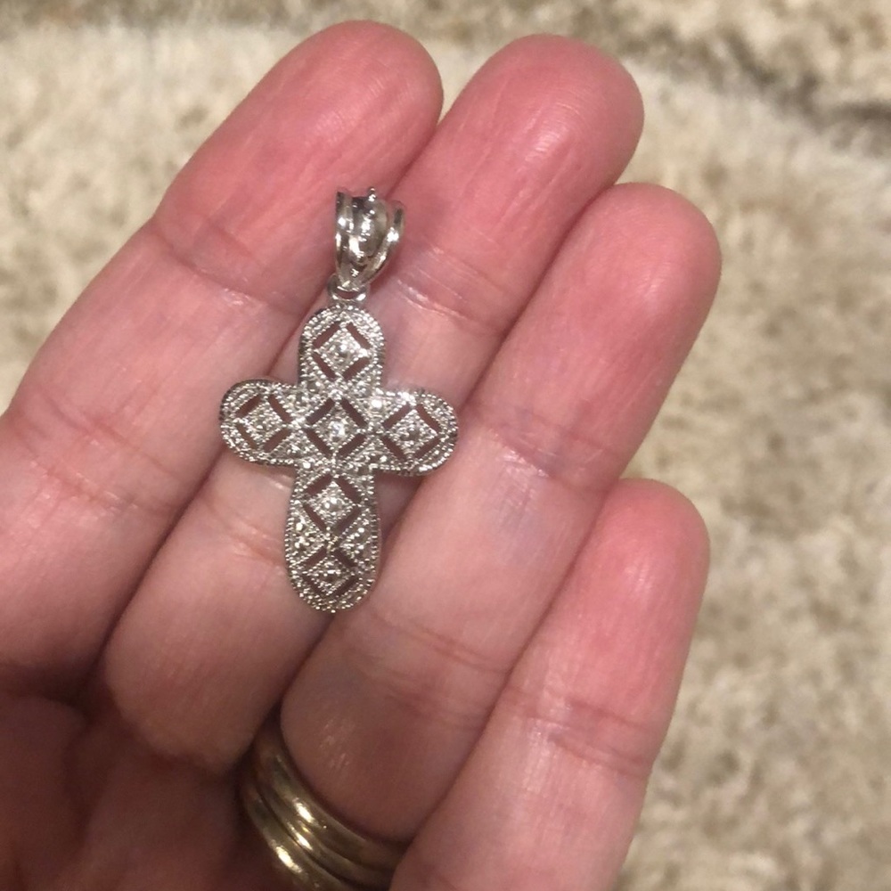 Sterling silver cross pendant